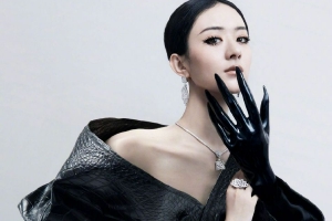 赵丽颖穿大领口外衣秀天鹅颈