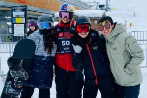 谷爱凌滑雪场与粉丝合影曝光