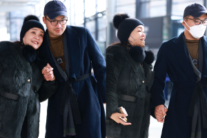 张兰与男子牵手现身机场