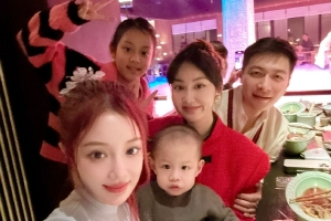 李小璐带女儿聚会 甜馨开心比耶