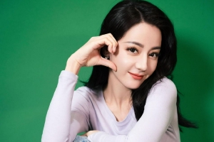 迪丽热巴对镜头脸颊比心元气满满