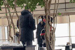 姚明一家三口吃早餐被偶遇