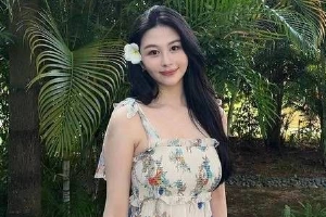 邱淑贞女儿沈月穿吊带裙身材纤瘦