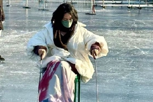 周迅什刹海滑冰被偶遇时尚保暖状态好