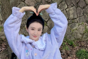 景甜穿星黛露睡衣比心甜美可爱