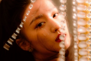 王楚然一抹烈焰红唇眼神勾人