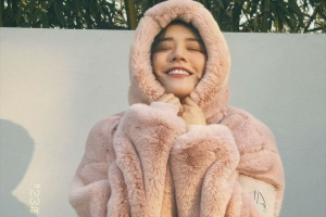 马思纯仰头嘟嘴卖萌笑容治愈