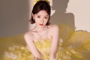 毛晓彤穿黄色抹胸裙锁骨迷人