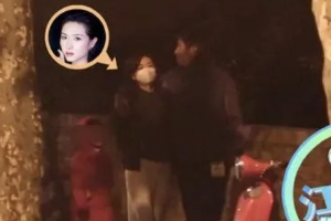 万茜一家三口外出其乐融融