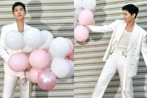 杨洋兔年写真白西装手拿气球童趣十足