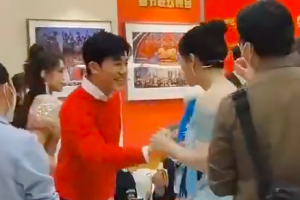 苏有朋杨紫春晚后台畅聊击掌聊天心情好