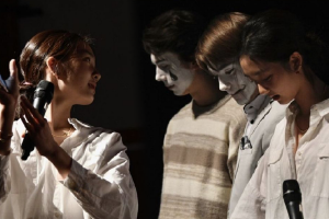 黄多多穿白衬衫拿话筒显干练