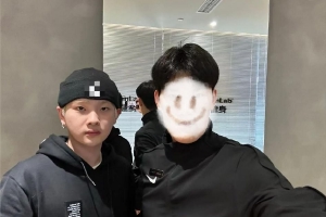 周震南近照曝光 金发戴冷帽和健身教练合影