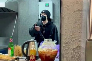 王鹤棣现身自家炸串店 招呼大家“吃好、喝好”