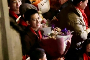 《群星闪耀时》杀青路透 李现手捧鲜花笑容灿烂