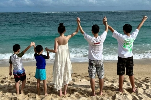 陈若仪晒一家五口海岛度假照