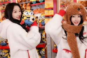 关晓彤与小黄人合照童趣满满