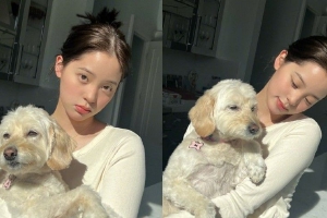 欧阳娜娜怀抱狗狗与家人合影满满温馨