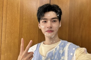 龚俊晒自拍发福利飞沫粘脸难掩精致五官