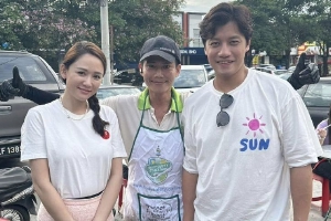 陈乔恩与老公马来西亚度假路边摊吃炒粉