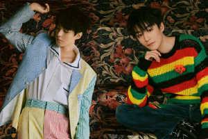 王俊凯春日穿白色镂空毛衣帅气十足