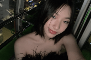 小S大女儿穿一字肩黑裙秀优越身材