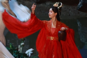 赵露思神隐红衣拂袖路透曝光