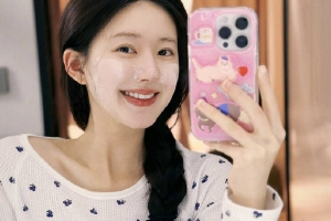 赵露思敷面膜对镜自拍定格超甜微笑