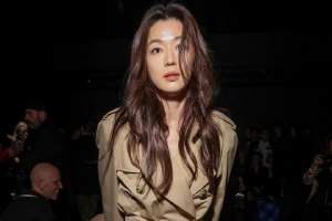 全智贤伦敦看秀造型娴熟知性 风衣配波浪卷发超美