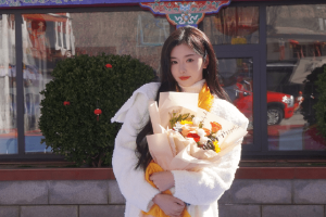 孔雪儿游布达拉宫被赠哈达手捧鲜花甜笑