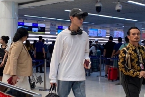 龚俊休闲穿搭现身泰国机场惹路人关注