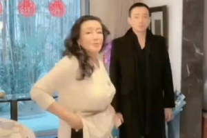 汪小菲现身张兰直播间 妈妈为他寄扣子笑容幸福