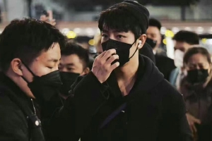 肖战凌晨启程米兰时装周休闲look气质温柔