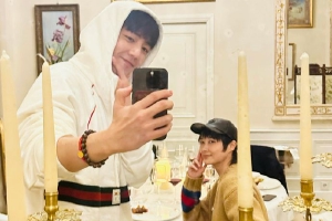 肖战晒与李宇春合照对镜微笑关系好