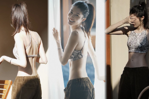 何穗穿露背吊带背部线条吸睛