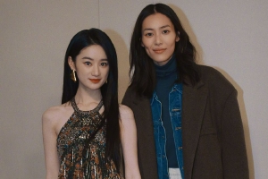 郭晓婷与刘雯巴黎时装周合照梦幻联动