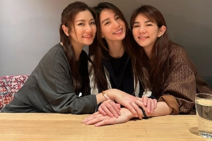 SHE惊喜合照庆祝妇女节 手牵手亲密无间