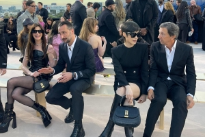 李宇春安妮·海瑟薇同框看秀 all black造型亮眼