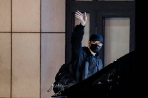 李现进组《春色寄情人》 下车挥手与粉丝打招呼