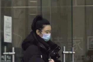 奚梦瑶独自现身医院 穿黑色宽松卫衣状态轻松