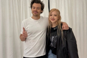 朴彩英现身哈卷演唱会 二人后台搭肩合照封面图