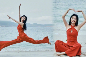 张俪晒海边沙滩一字马照