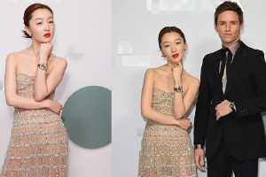 周冬雨与“小雀斑”同框合影