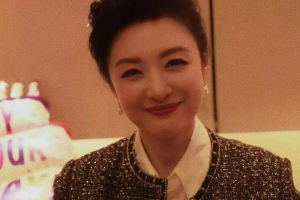 主持人周涛晒55岁庆生美照笑容温婉