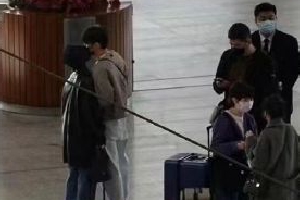 杨丞琳李荣浩高铁站台亲吻