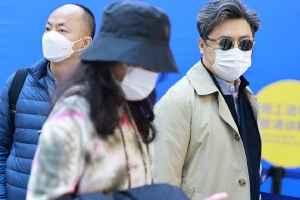 王岳伦与女儿王诗龄现身机场