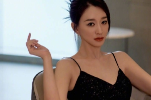 李小冉着黑色吊带高开叉裙好优雅