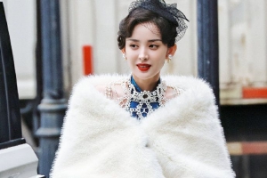 娜扎《萌探3》孔雀裙造型路透