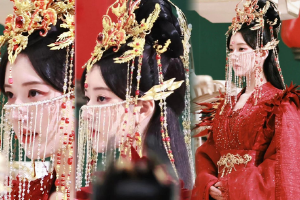 赵露思《神隐》红色婚服脸链造型美艳动人