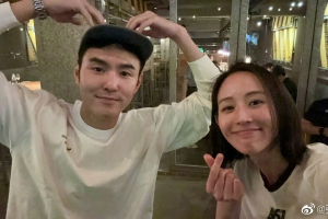 阮经天张钧甯聚餐不同姿势比心超有爱